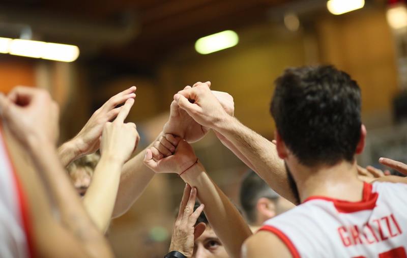 OLEGGIO MAGIC BASKET 2^ GIORNATA DI CAMPIONATO CHE SERATA CON PIOMBINO: DUE PUNTI IN CASSAFORTE.....continua